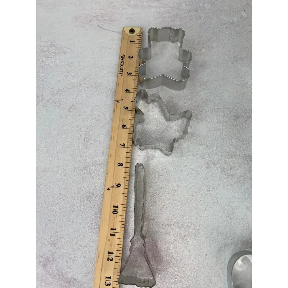 Lot of‎ 13 variety Cookie Cutters